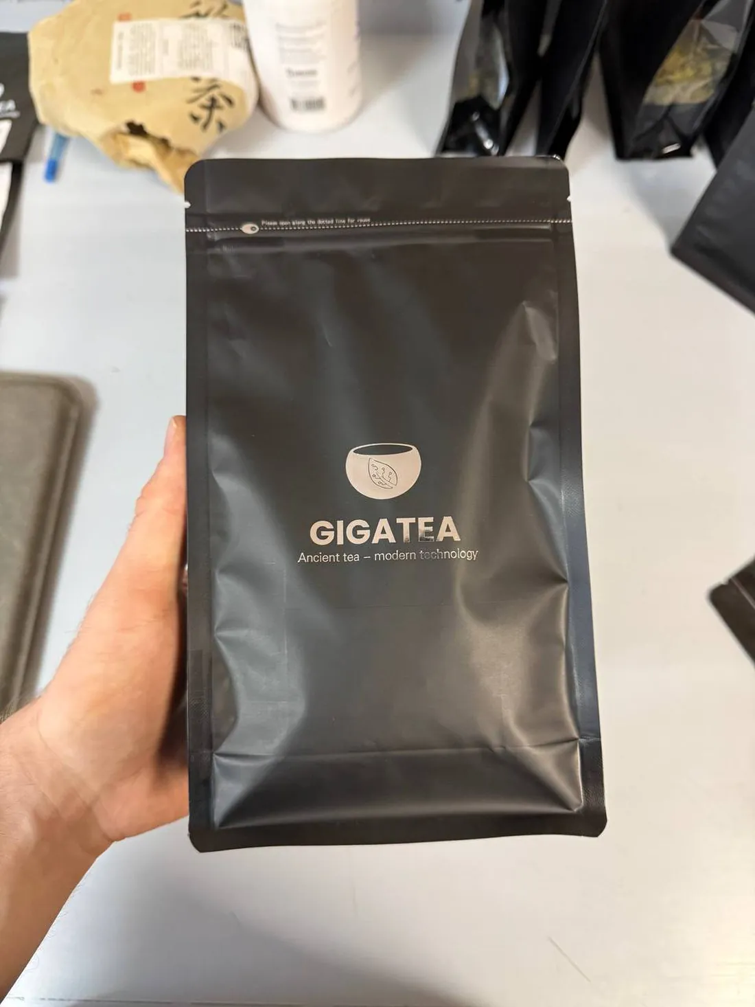 Упаковка GIGATEA — чёрный дойпак с логотипом